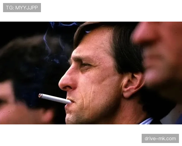 克鲁伊夫战术遗产焕新：传控与反击如何重塑现代足球格局