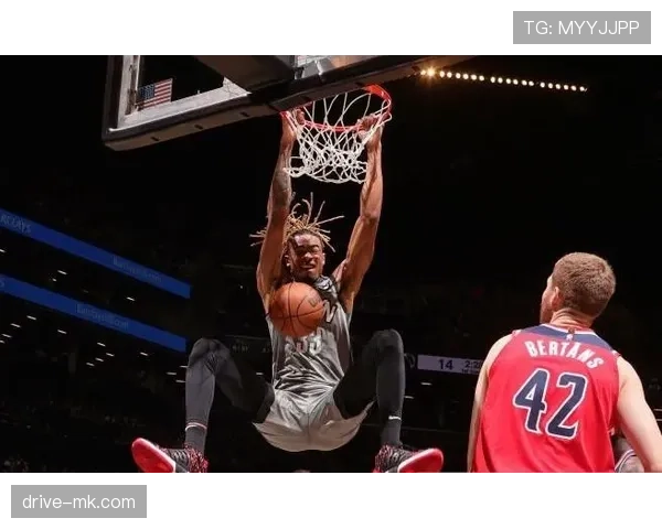 米尔斯无球跑动拉开空间，三分效率领跑替补席