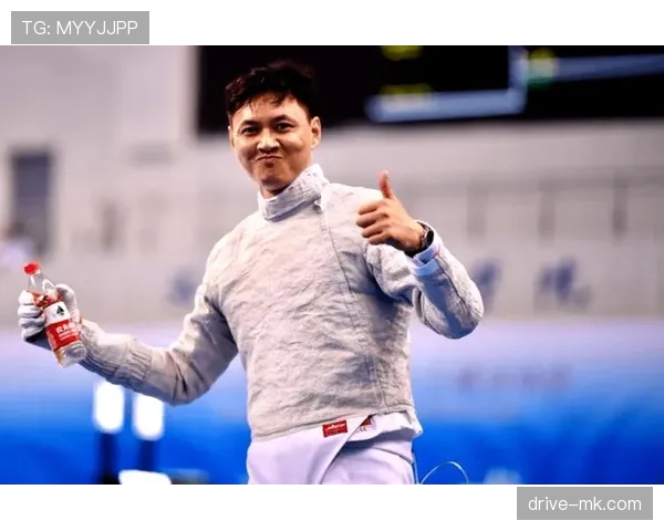 仲满今天又穿得像刚下班的公务员，球场上倒像个隐形高手，谁能猜到这生活细节？