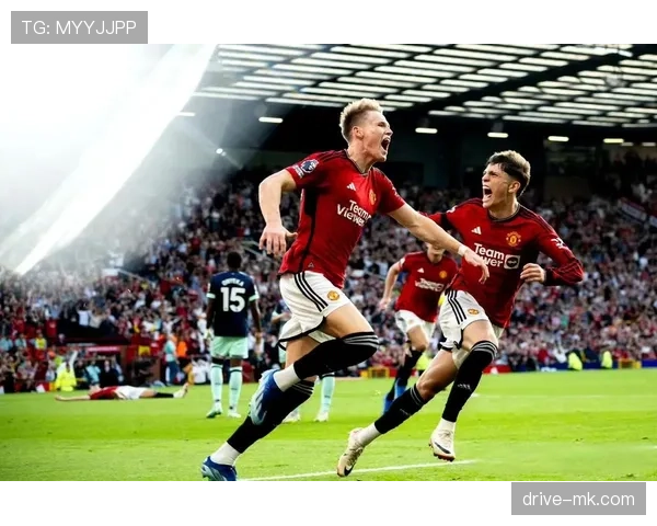 曼联“后腰危机”引爆战术分歧：滕哈赫疯狂重用麦克托米奈引发争议，球迷直呼战术体系已彻底失控！